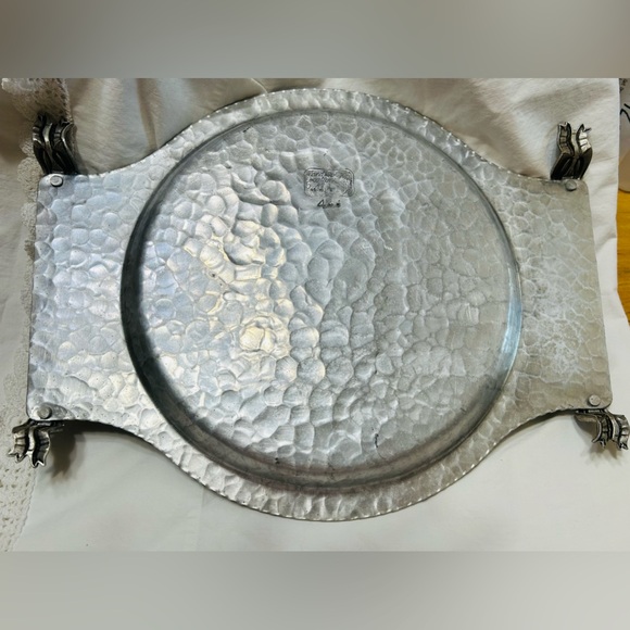 Vintage hand wrought hammered aluminum Tulip serving plate with handles. - Picture 5 of 5